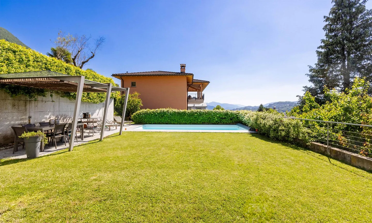 Bella villa moderna con 6,5 camere e piscina a Cadro - Foto 3 di 9