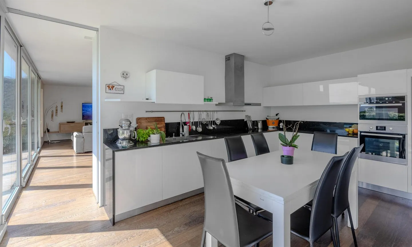 Bella villa moderna con 6,5 camere e piscina a Cadro - Foto 4 di 9