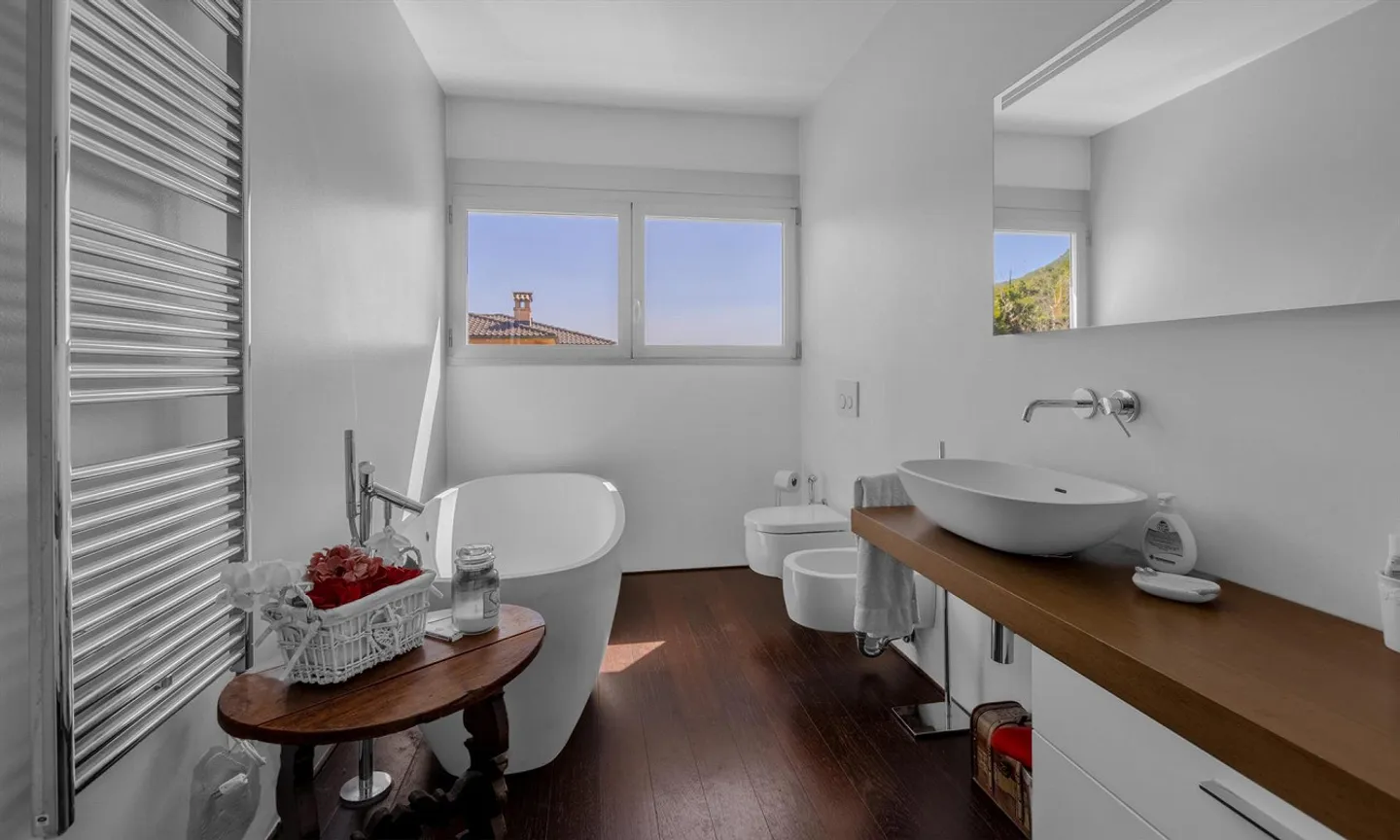 Bella villa moderna con 6,5 camere e piscina a Cadro - Foto 8 di 9