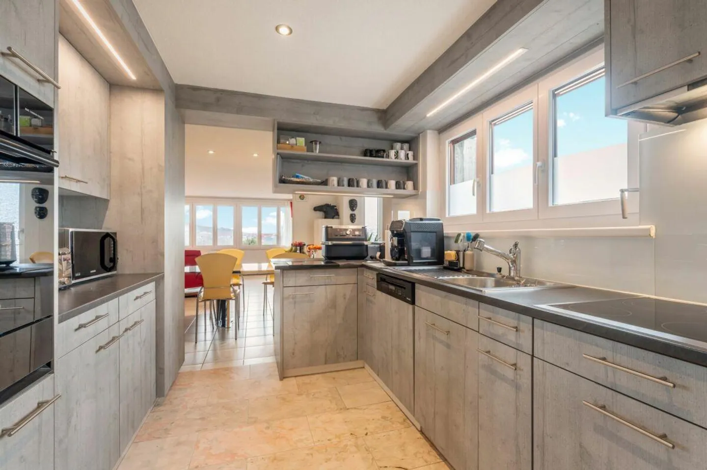 Above the rooftops of Brugg - 4.5-room terrace house with two terraces - Photo 2 of 17