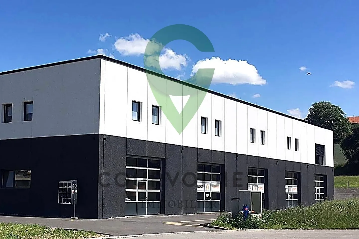 EXCLUSIVITY – Premium industrial hall of approx. 880 m² with offices and parking for rent - Photo 1 of 8