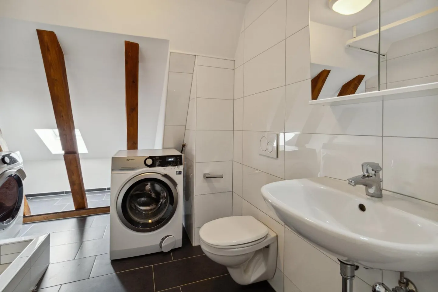 Charming Apartment in Central Location - Photo 4 of 9