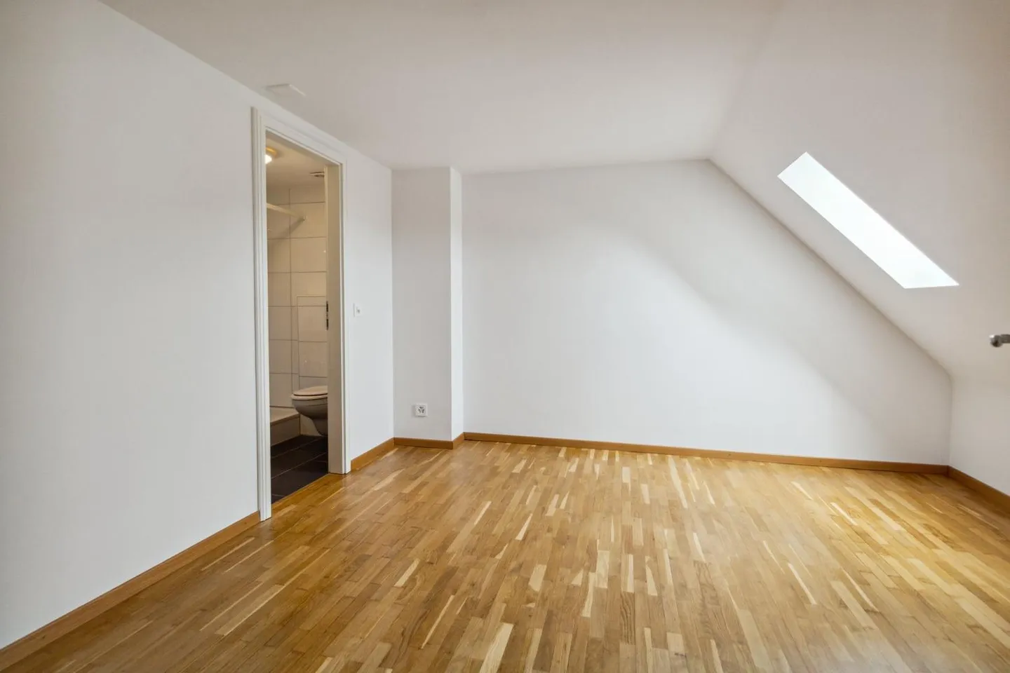 Charming Apartment in Central Location - Photo 6 of 9