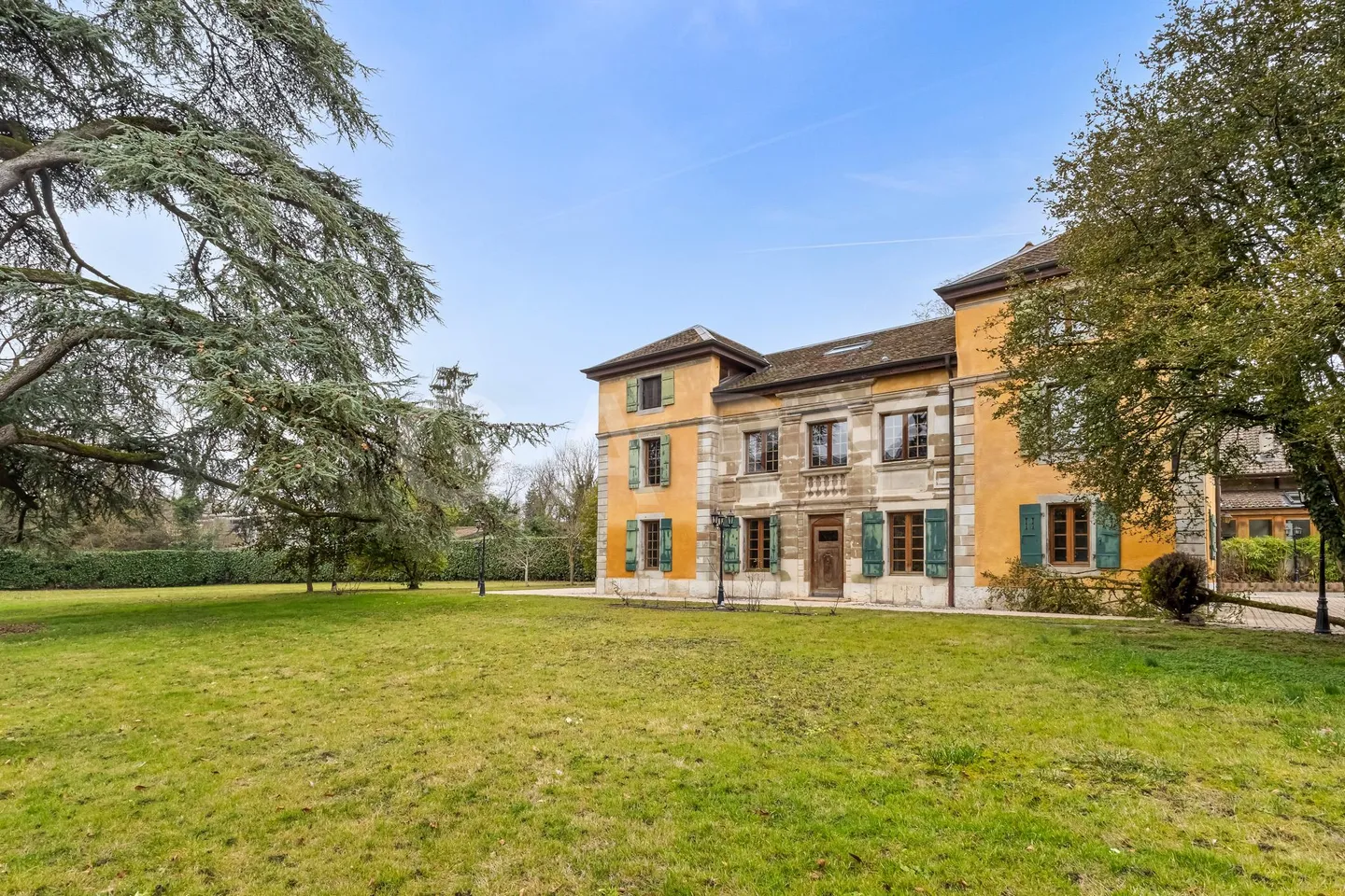 Historic Manor House in Grand-Saconnex - Photo 1 of 19