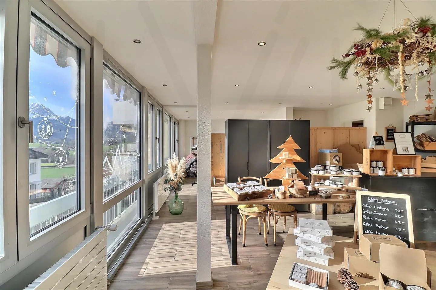 Superb commercial space - Photo 3 of 6