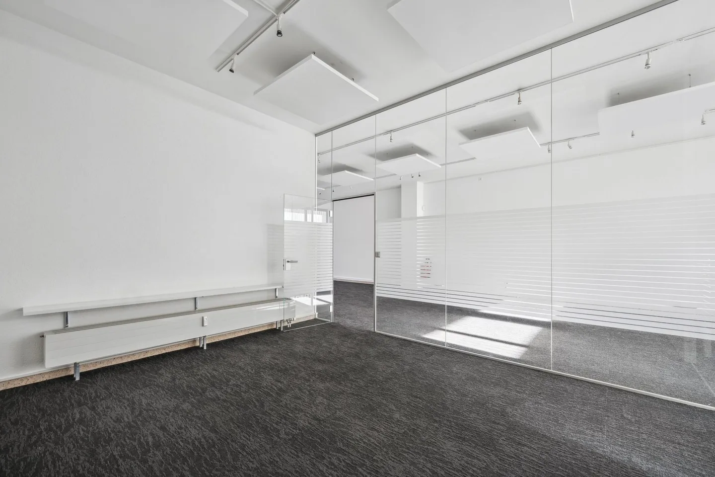 Attraktive Gewerbefläche mit Schaufenster an der Hauptstrasse - Foto 4 von 11