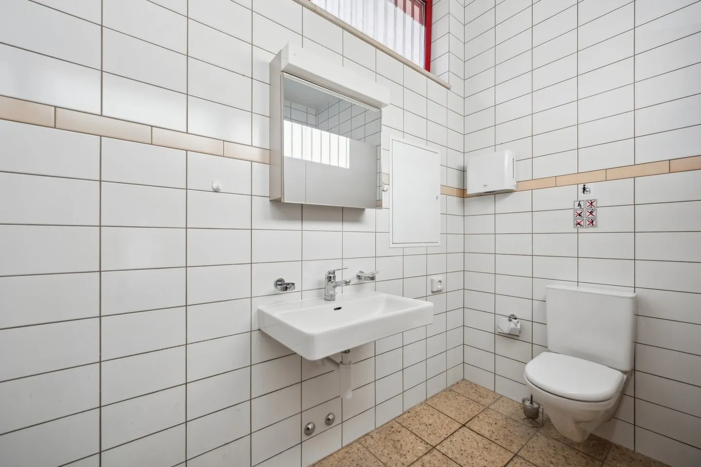 Attraktive Gewerbefläche mit Schaufenster an der Hauptstrasse - Foto 9 von 11