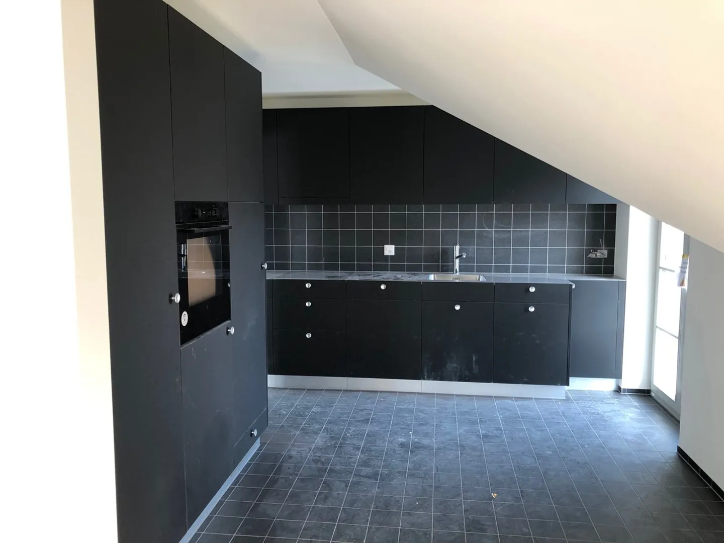 Accogliente appartamento mansardato di 3,5 stanze nel centro di Wichtrach - Foto 2 di 6