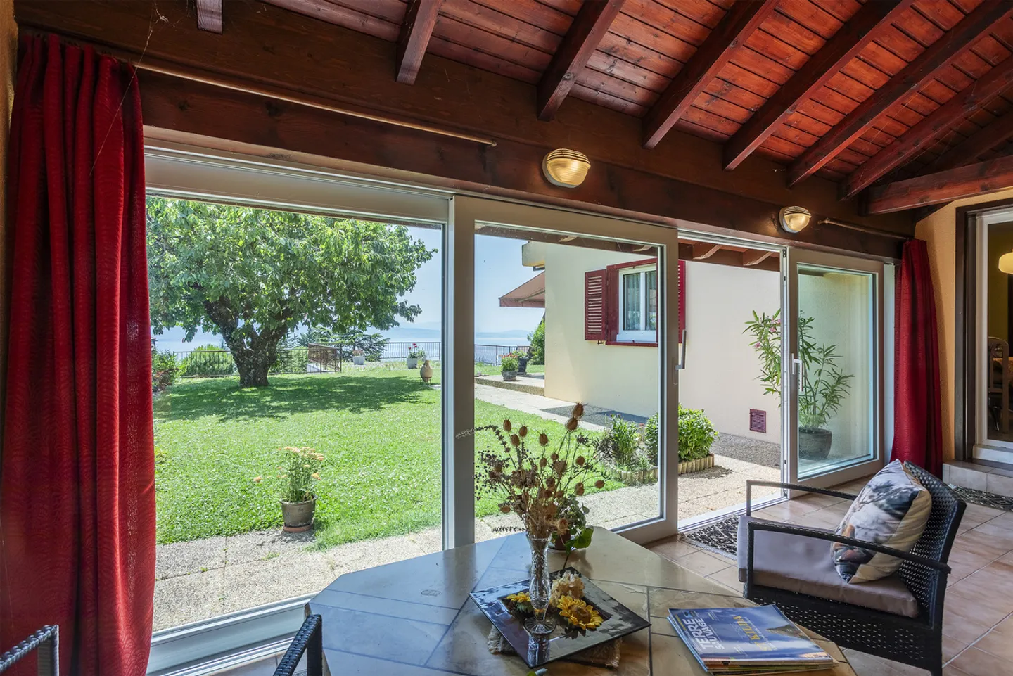 Maison jumelée avec 5,5 pièces, véranda, places de parking et garage. - Photo 1 sur 13