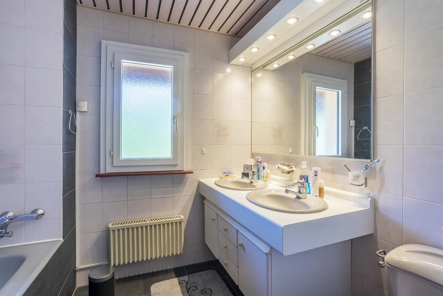 Maison jumelée avec 5,5 pièces, véranda, places de parking et garage. - Photo 11 sur 13