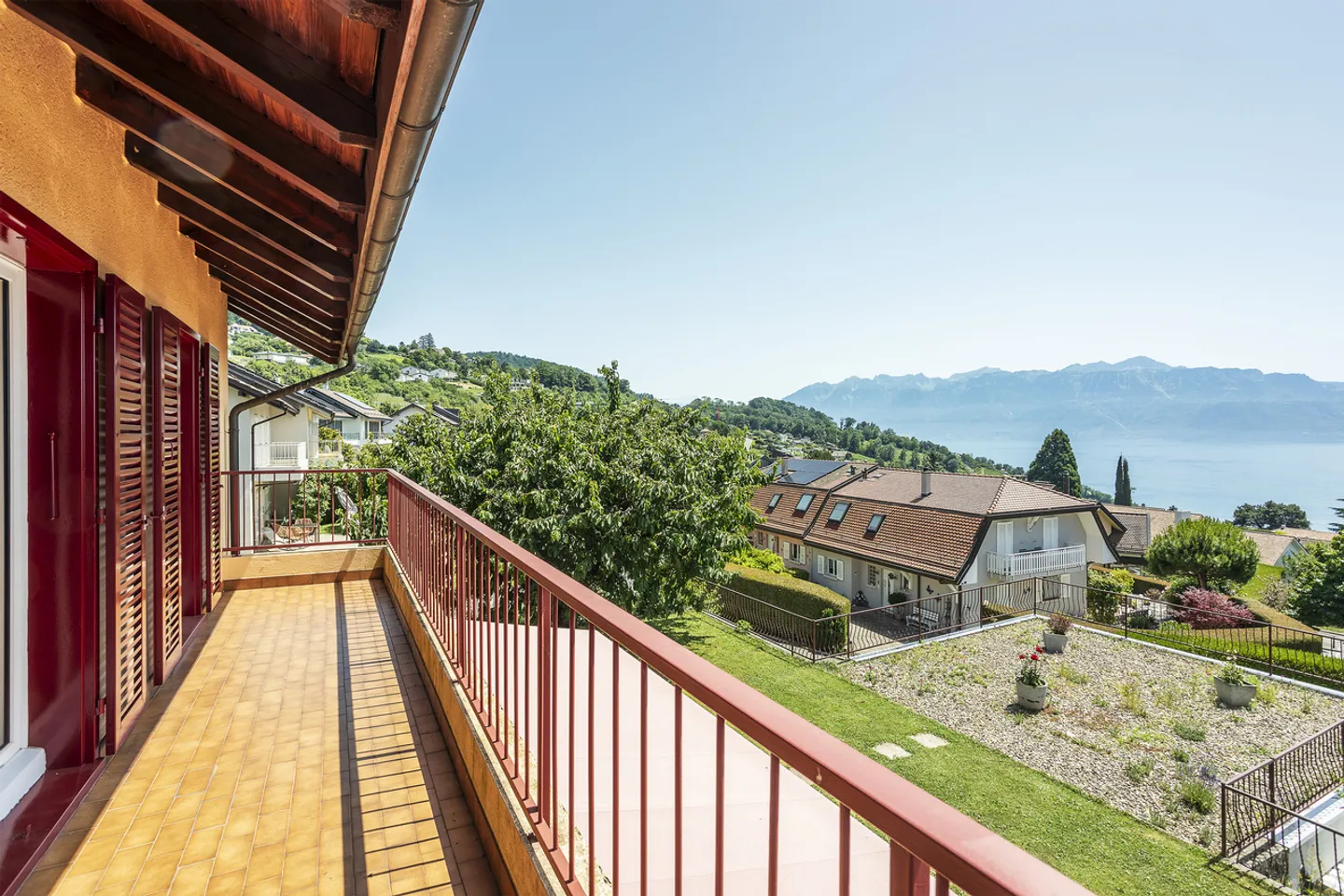 Maison jumelée avec 5,5 pièces, véranda, places de parking et garage. - Photo 3 sur 13