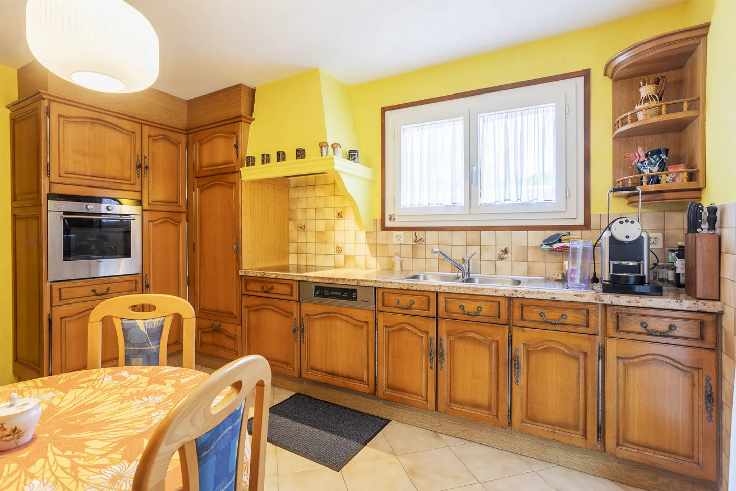 Maison jumelée avec 5,5 pièces, véranda, places de parking et garage. - Photo 5 sur 13