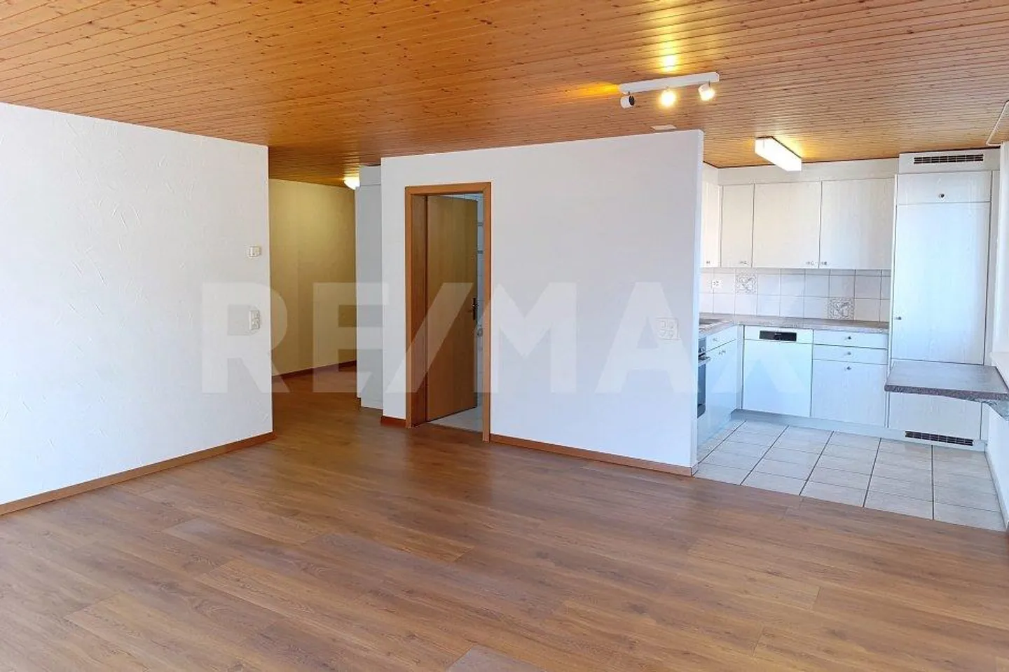 Well-maintained 2½-room apartment with mountain view - Photo 3 of 13