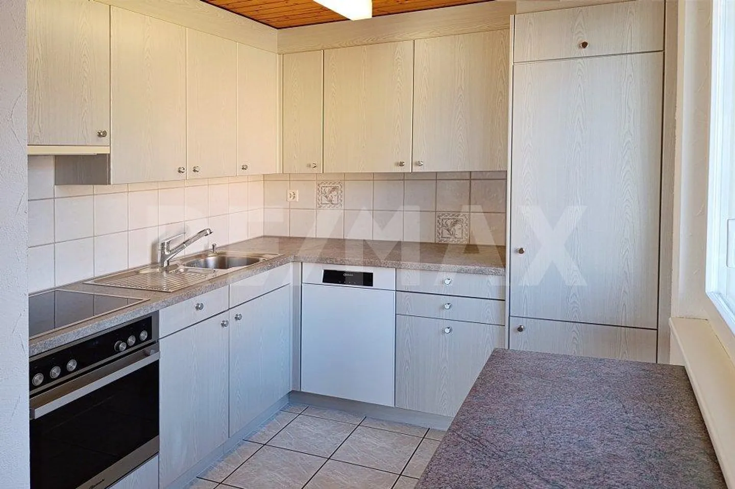 Well-maintained 2½-room apartment with mountain view - Photo 4 of 13