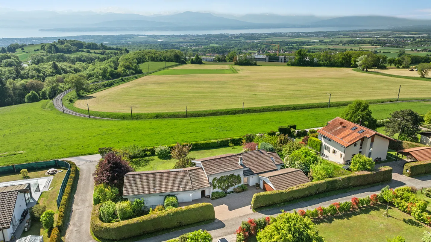 Bevorzugte Lage für diese Villa mit Panoramablick in Arzier - Foto 3 von 14