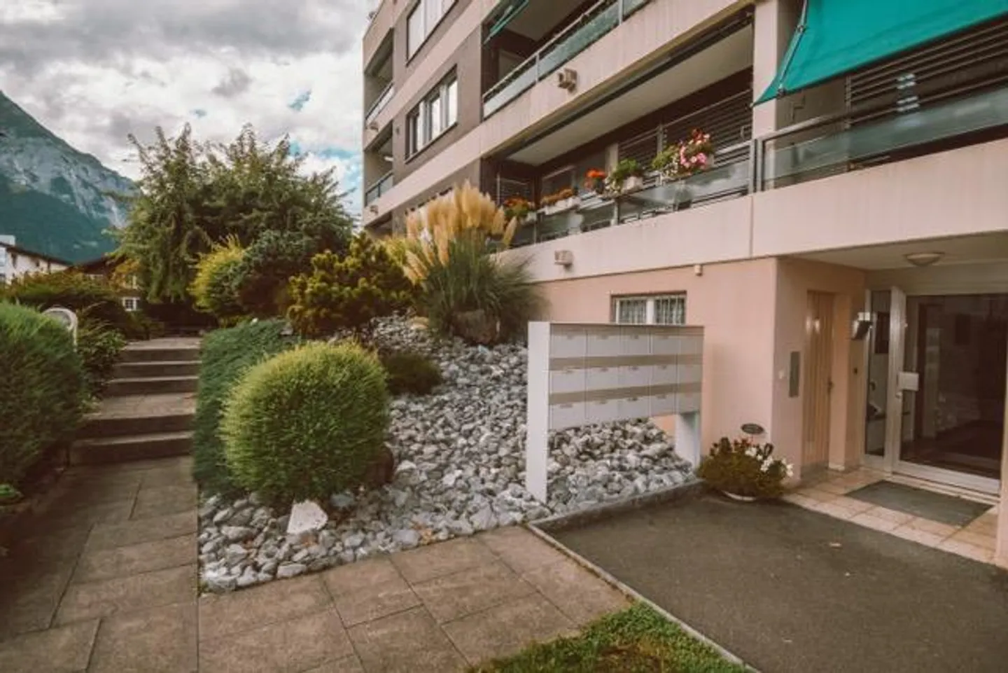 Living with Perspective: 4.5-Room Apartment with Underground Parking Space - Photo 4 of 16
