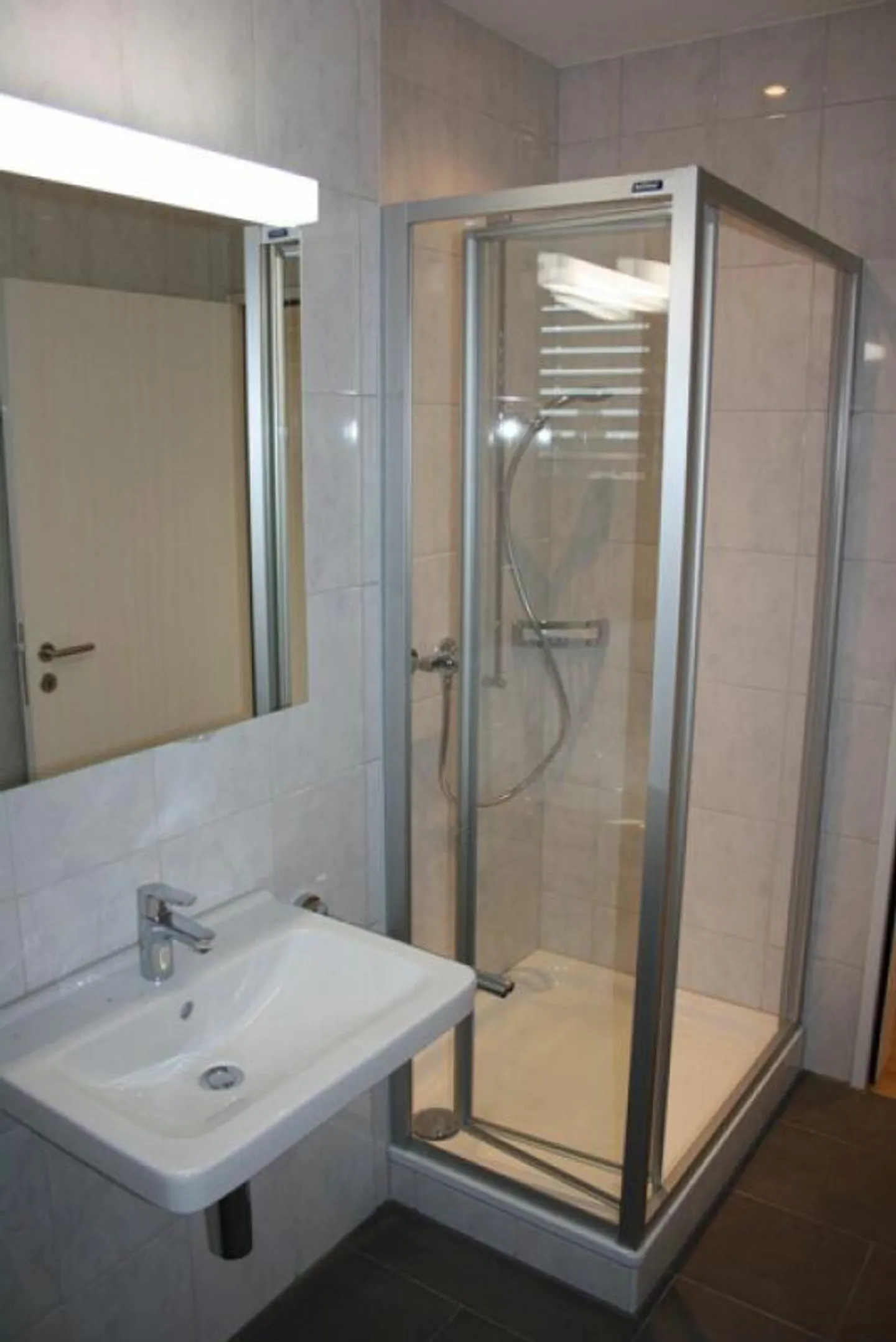 Exclusive, sunny penthouse apartment with wrap-around terrace and lake view - Photo 9 of 12