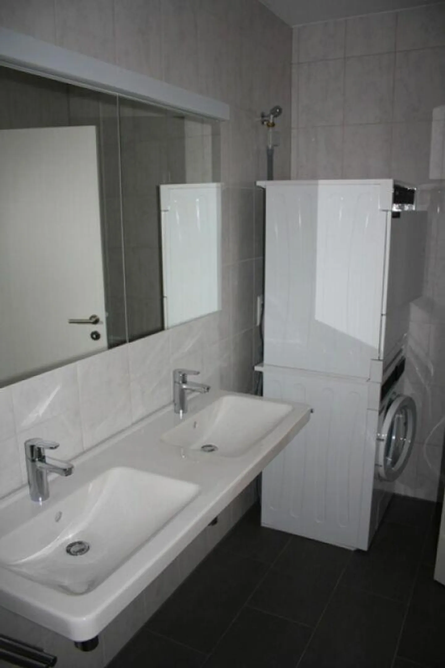 Exclusive, sunny penthouse apartment with wrap-around terrace and lake view - Photo 10 of 12