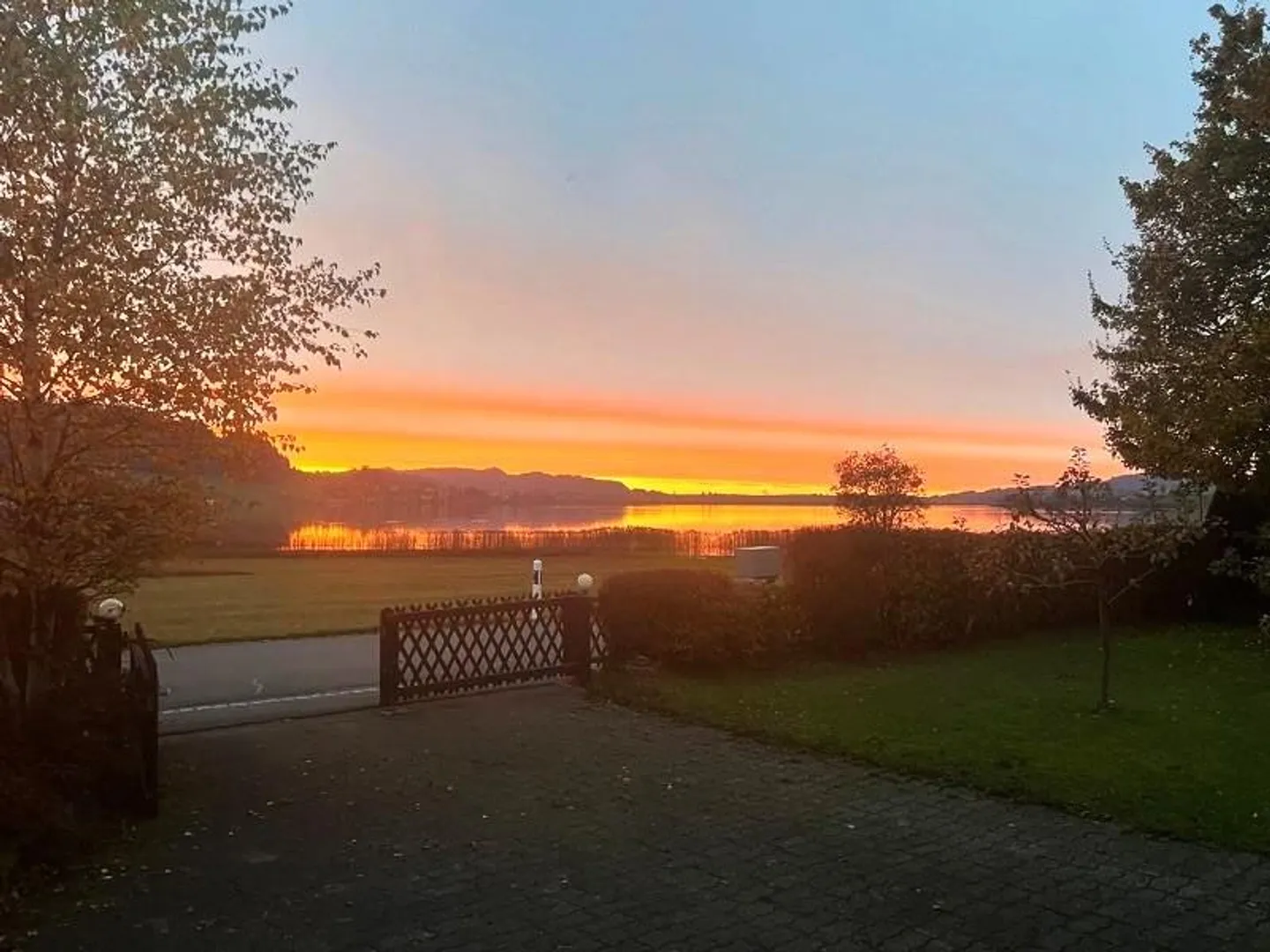 Maison individuelle de 4,5 pièces avec vue sur le lac Sihl dans un emplacement privilégié - Photo 1 sur 10