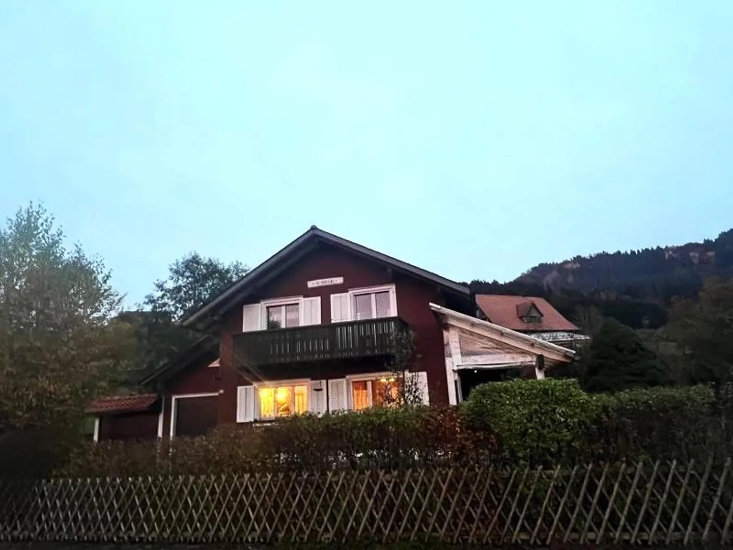 Maison individuelle de 4,5 pièces avec vue sur le lac Sihl dans un emplacement privilégié - Photo 2 sur 10