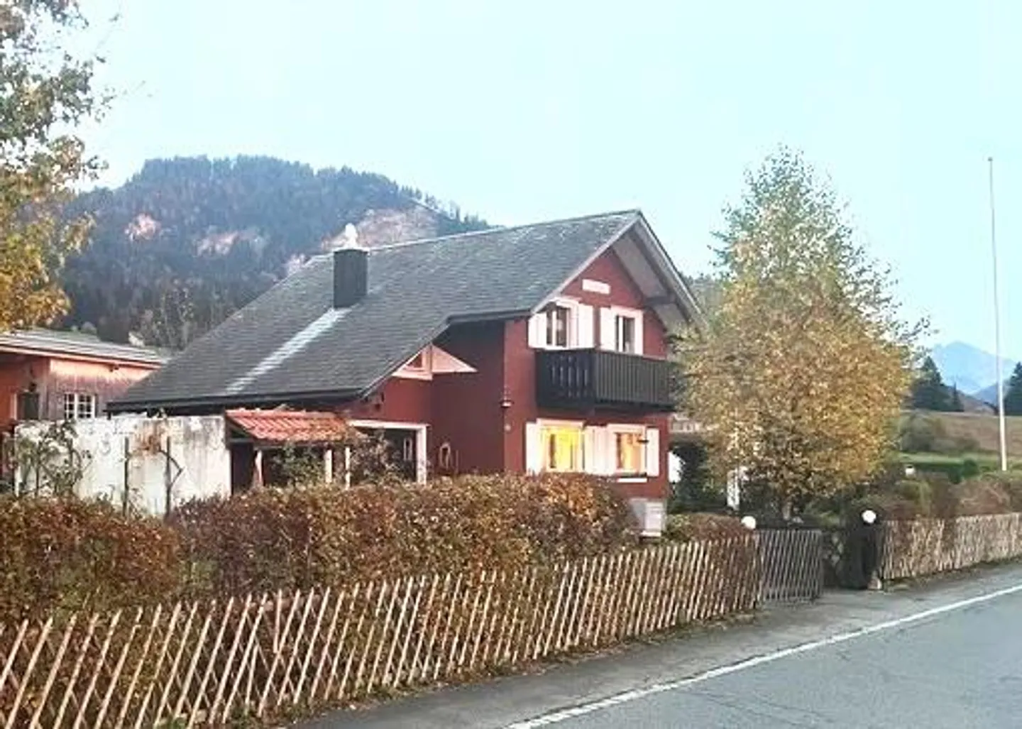 Maison individuelle de 4,5 pièces avec vue sur le lac Sihl dans un emplacement privilégié - Photo 3 sur 10