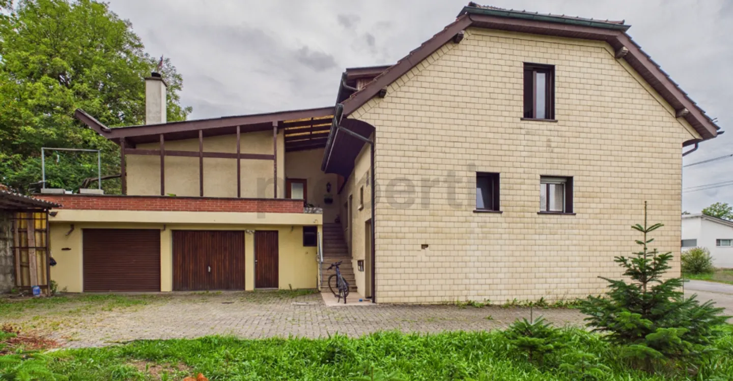 Vielseitiges Zweifamilienhaus - Foto 1 von 12