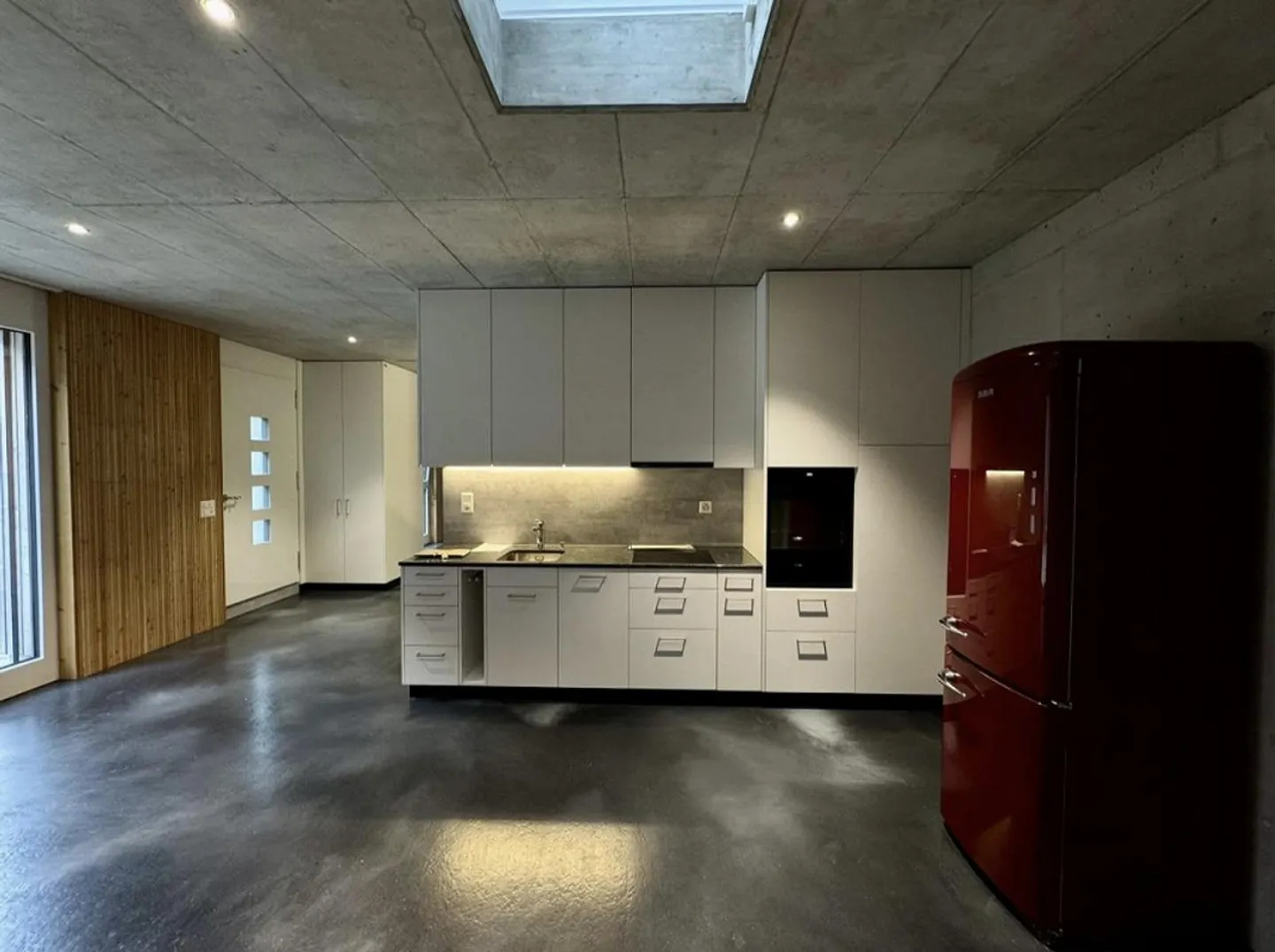 Appartamento loft arredato unico con cemento a vista e lucernario - Foto 1 di 12