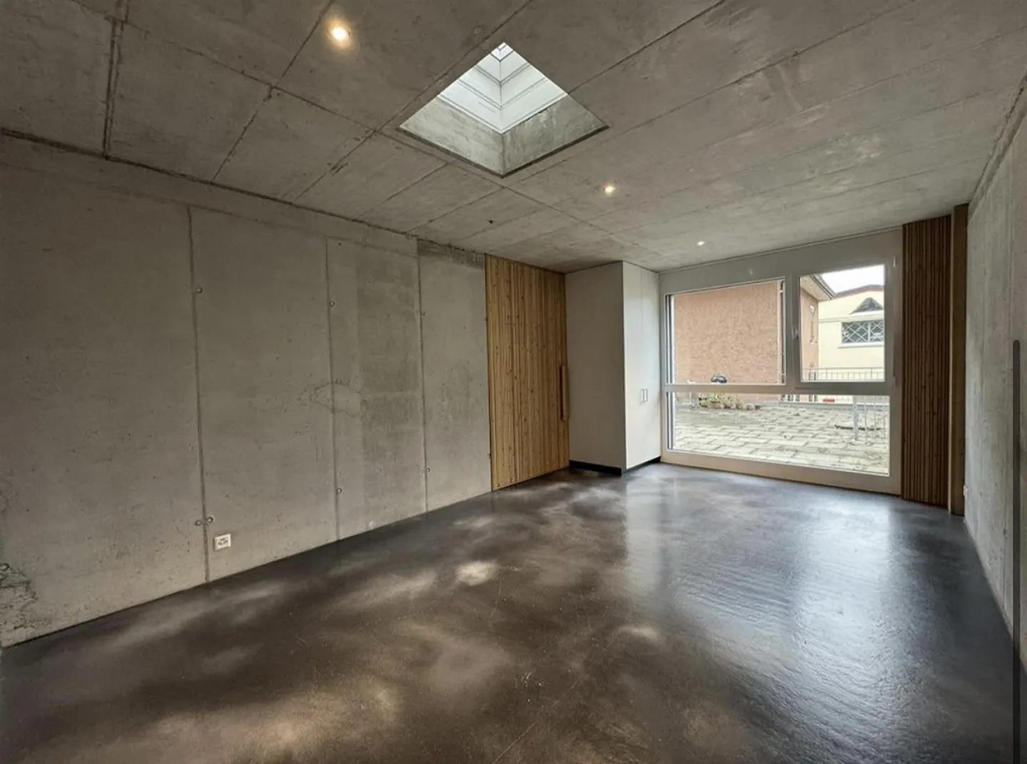 Appartamento loft arredato unico con cemento a vista e lucernario - Foto 2 di 12