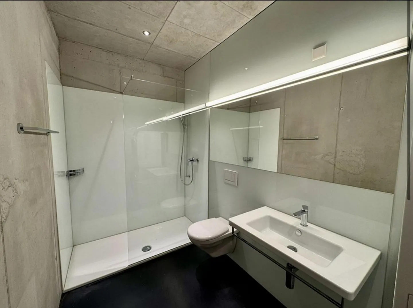 Appartamento loft arredato unico con cemento a vista e lucernario - Foto 3 di 12