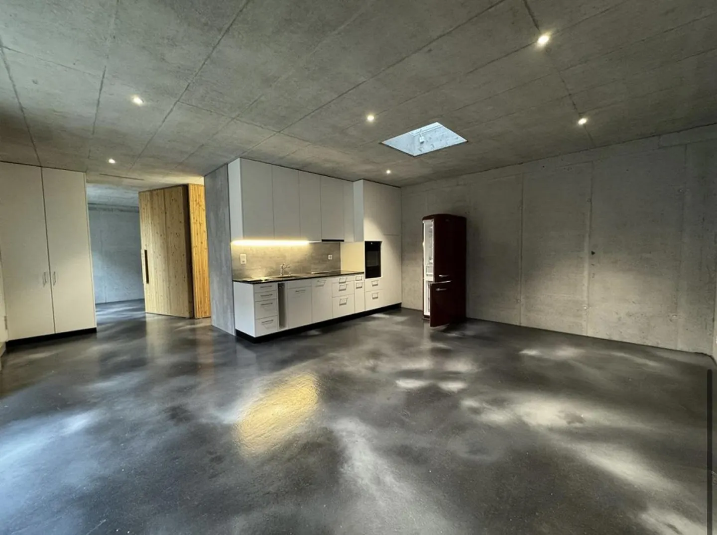 Appartamento loft arredato unico con cemento a vista e lucernario - Foto 5 di 12