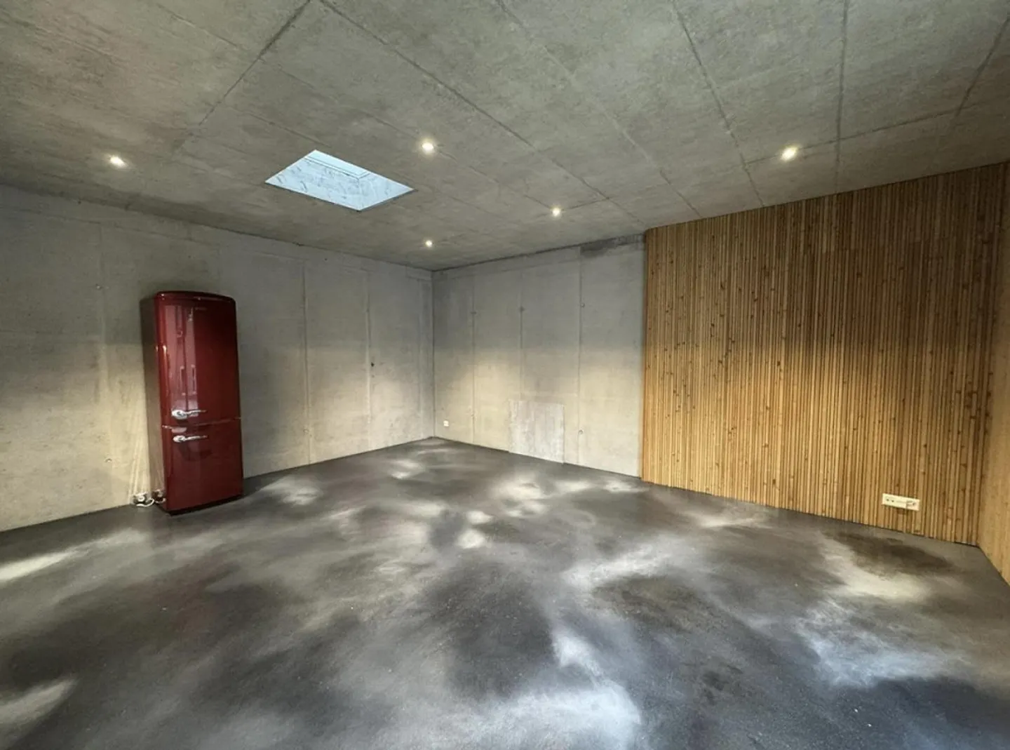 Appartamento loft arredato unico con cemento a vista e lucernario - Foto 6 di 12