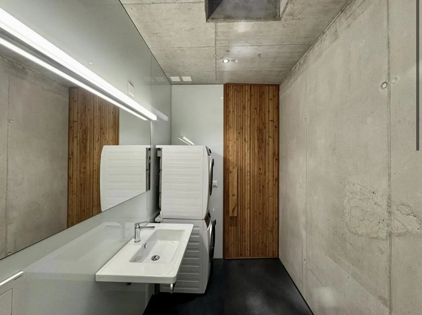 Appartamento loft arredato unico con cemento a vista e lucernario - Foto 7 di 12
