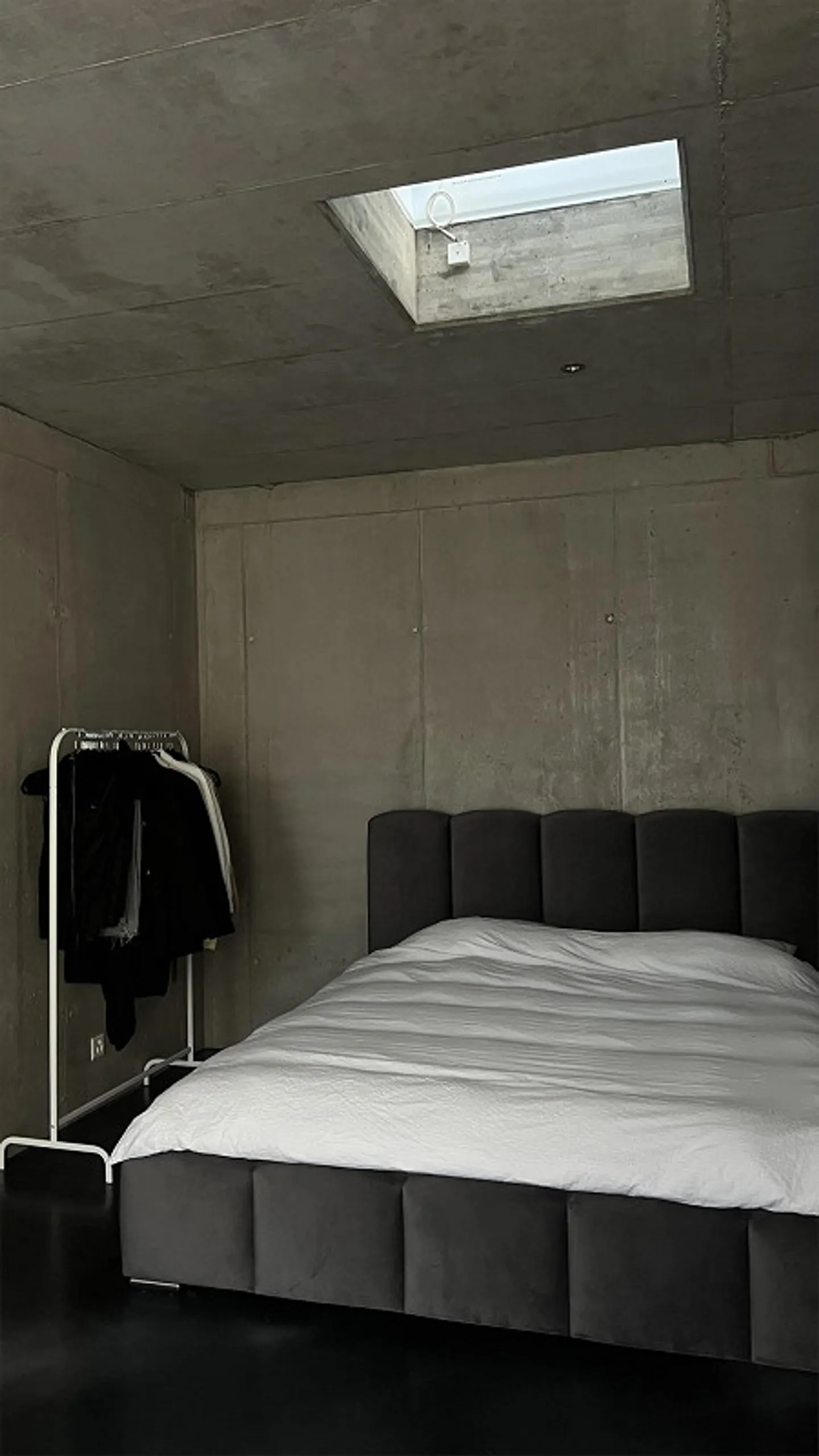 Appartamento loft arredato unico con cemento a vista e lucernario - Foto 10 di 12