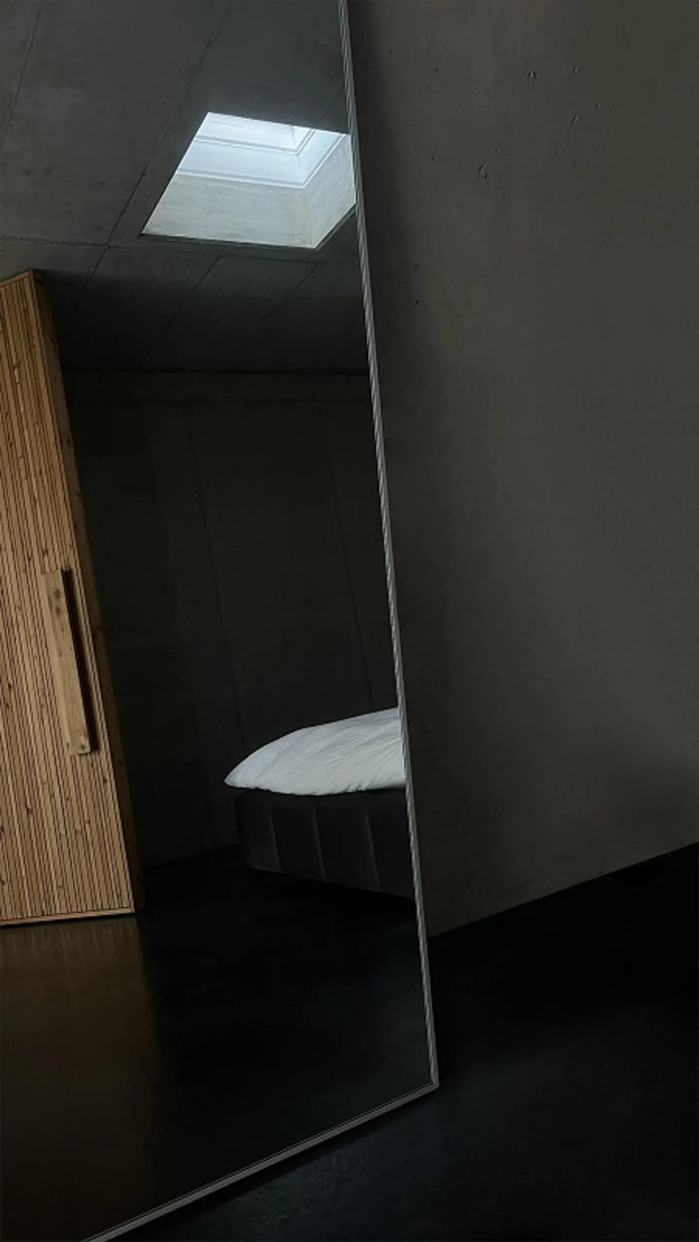 Appartamento loft arredato unico con cemento a vista e lucernario - Foto 11 di 12