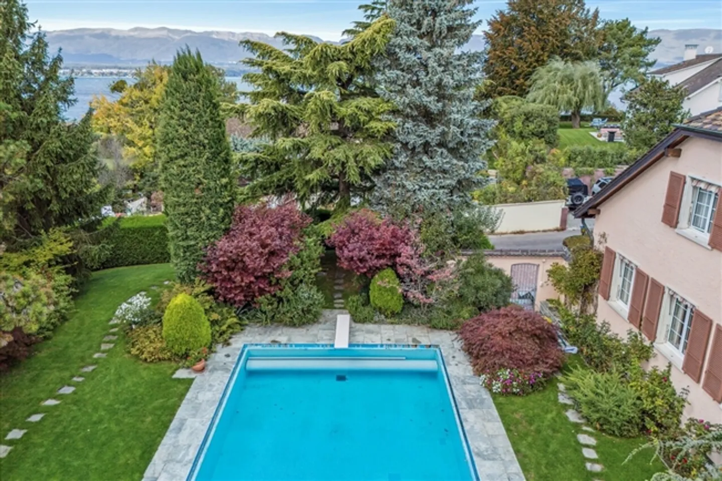 UNUSUAL GENEVA HOUSE
Living Environment - Photo 4 of 13