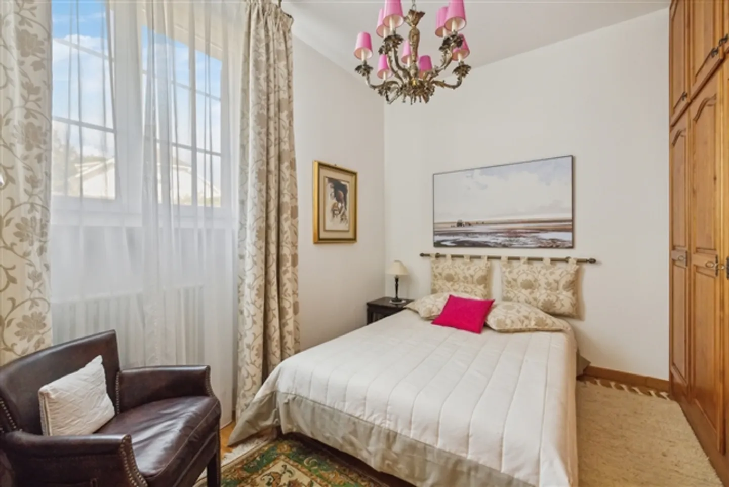 UNUSUAL GENEVA HOUSE
Living Environment - Photo 9 of 13