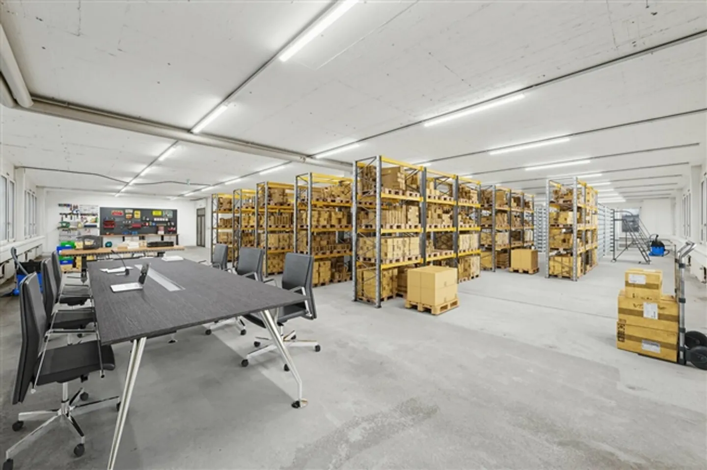 Storage space in a prime location directly on the A1 - ideally accessible - Photo 2 of 9