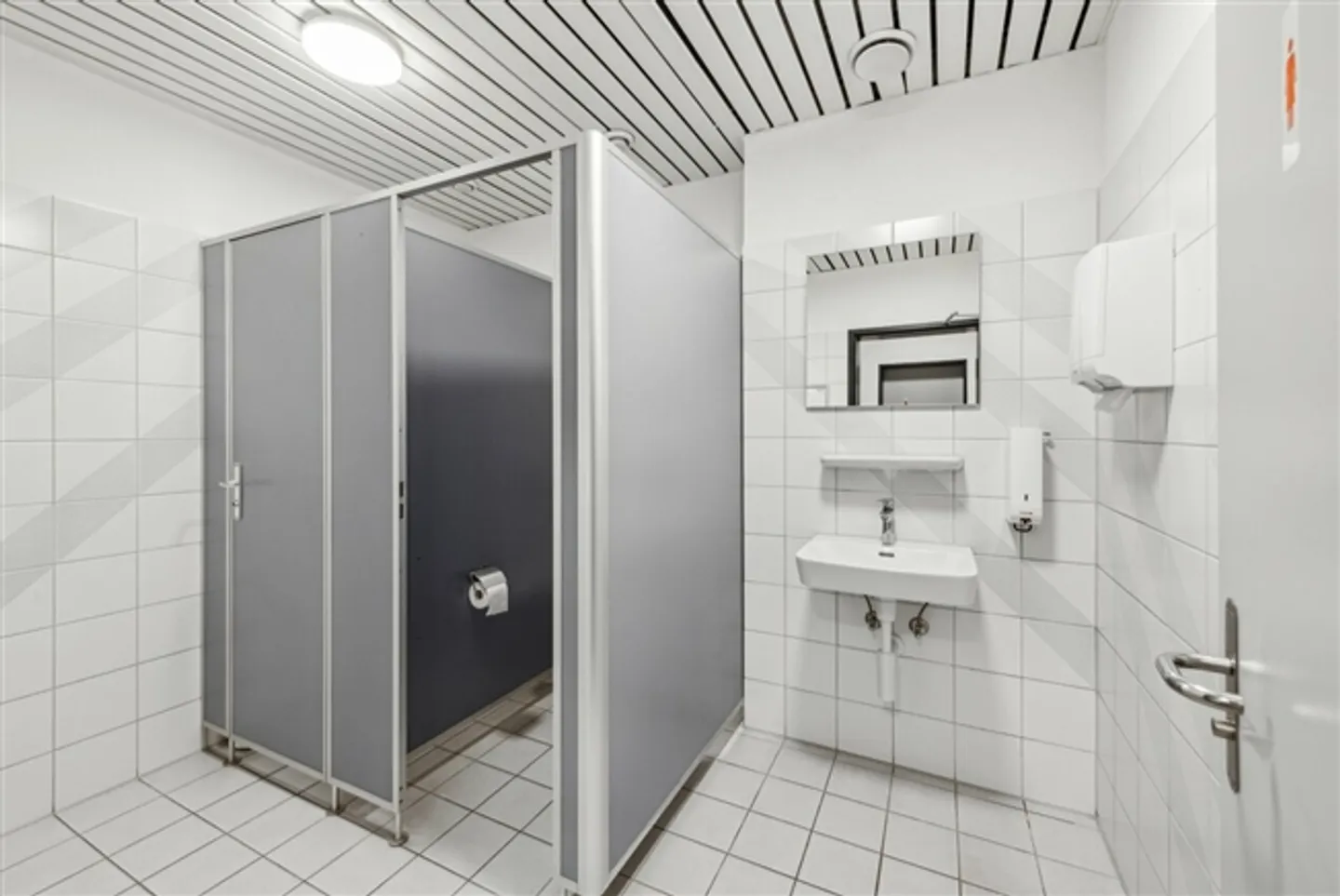 Storage space in a prime location directly on the A1 - ideally accessible - Photo 8 of 9