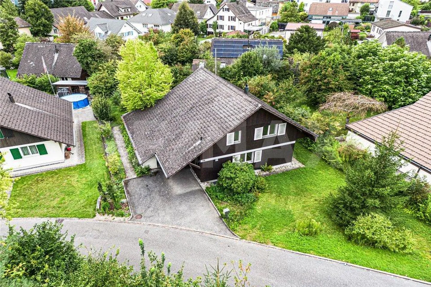 Casa unifamiliare di 5,5 stanze in un quartiere tranquillo e soleggiato - Foto 3 di 13