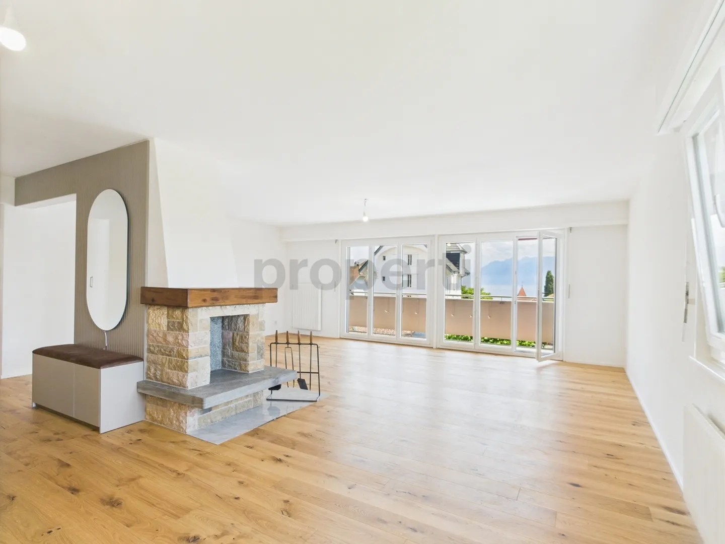 Ampio appartamento ristrutturato con vista lago, centro St. Sulpice - Foto 1 di 12
