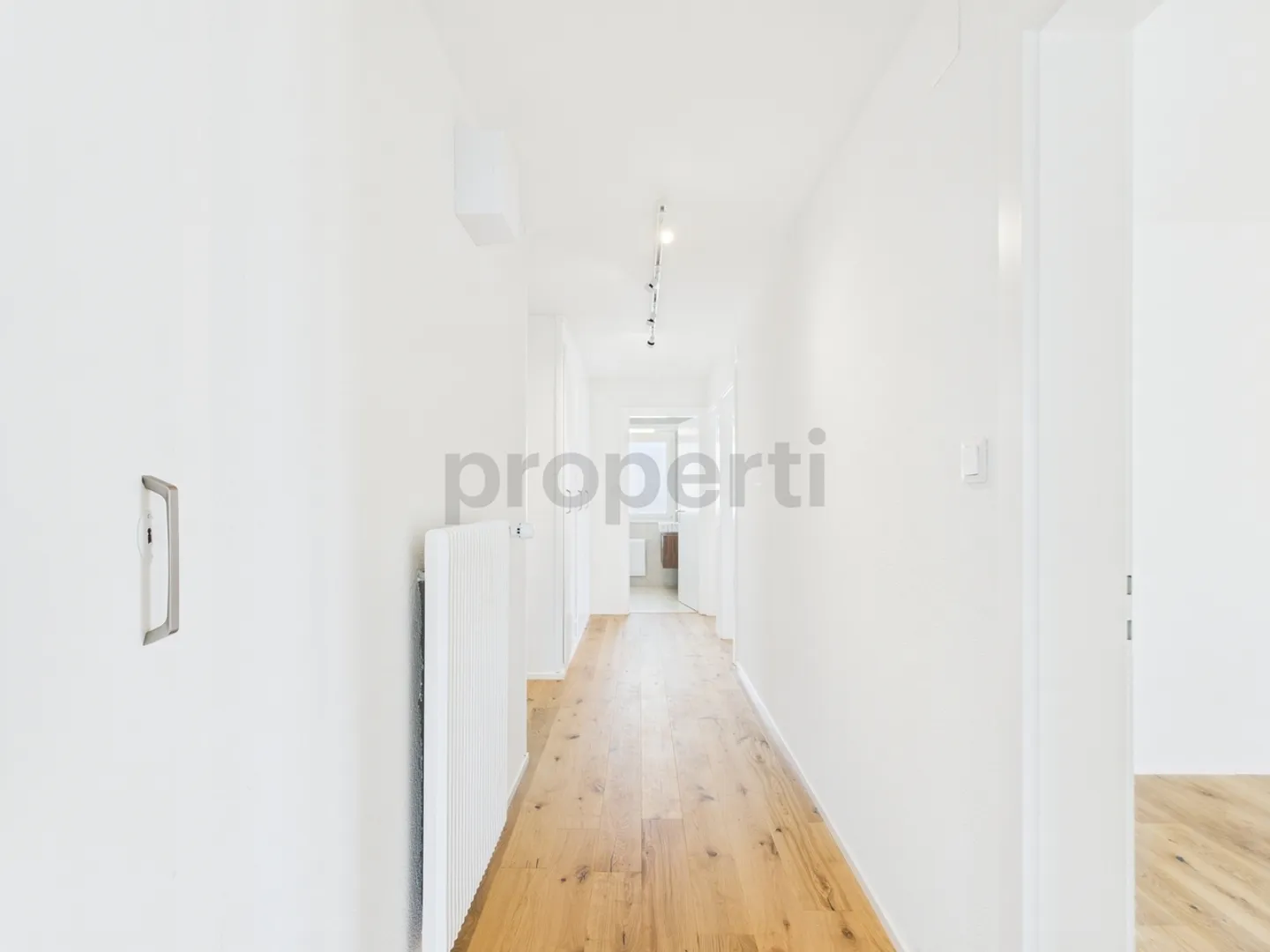 Ampio appartamento ristrutturato con vista lago, centro St. Sulpice - Foto 9 di 12