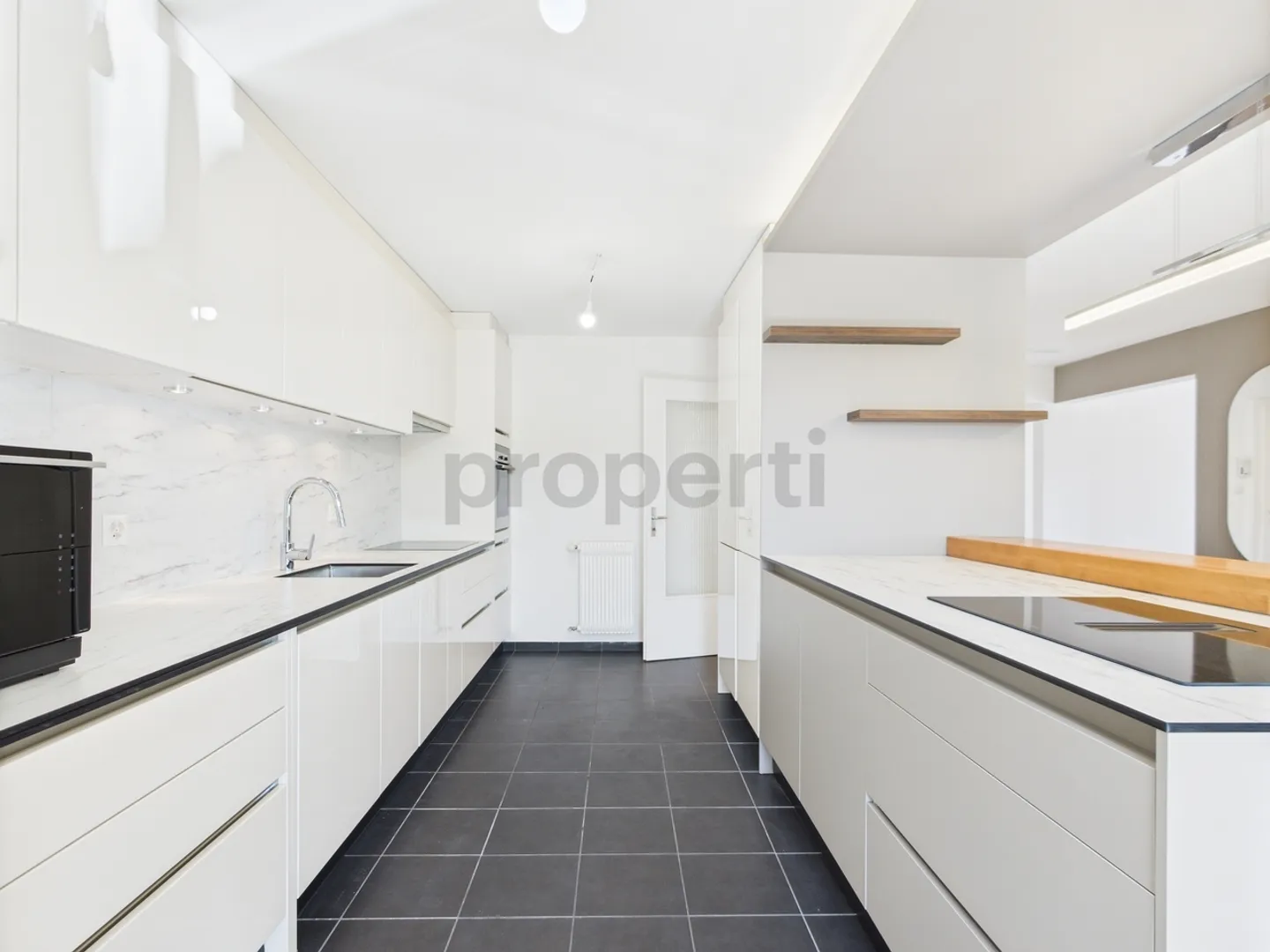 Ampio appartamento ristrutturato con vista lago, centro St. Sulpice - Foto 4 di 12