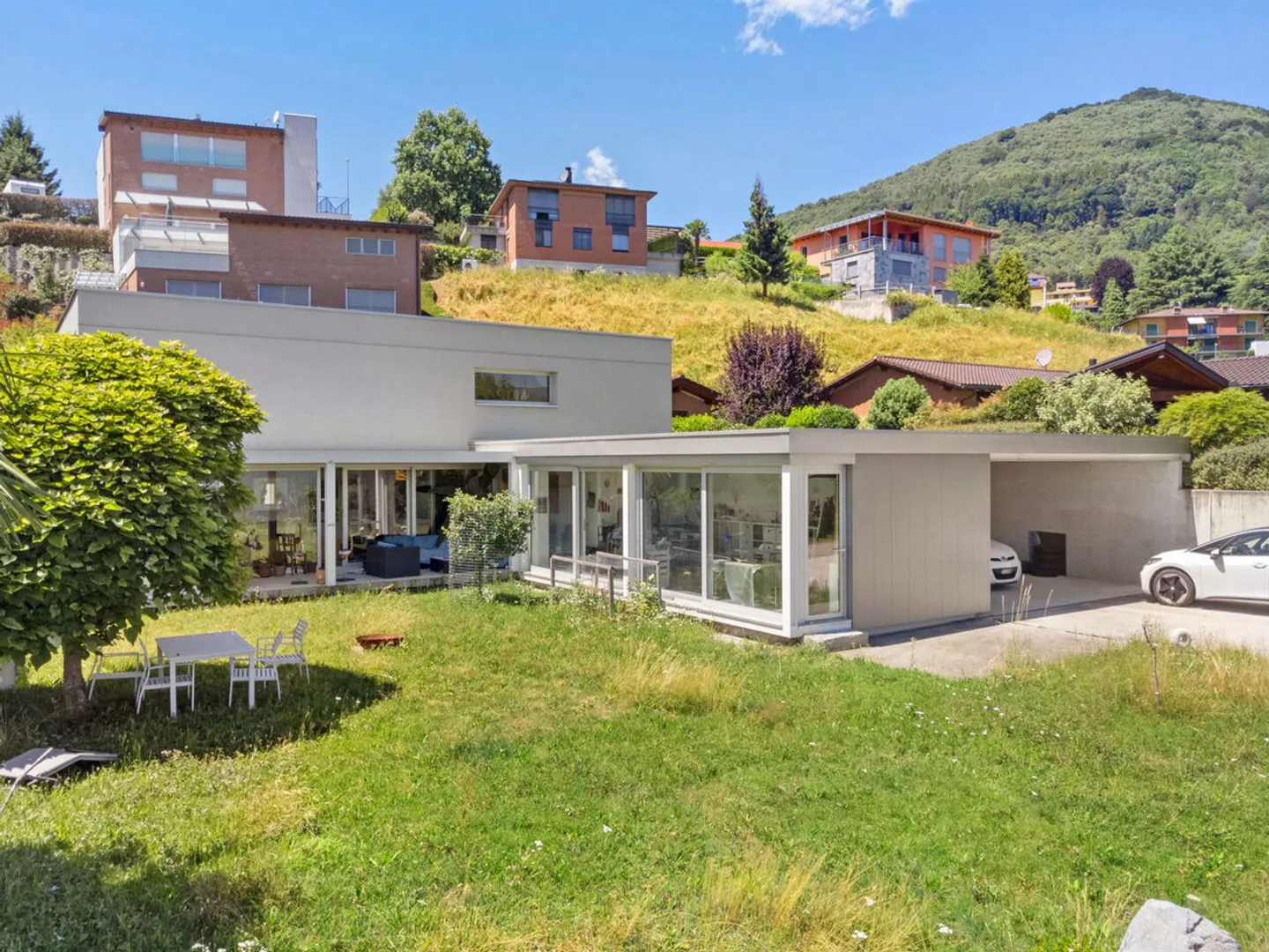 «Arosio - moderne Villa mitten im Grünen» - Foto 1 von 13