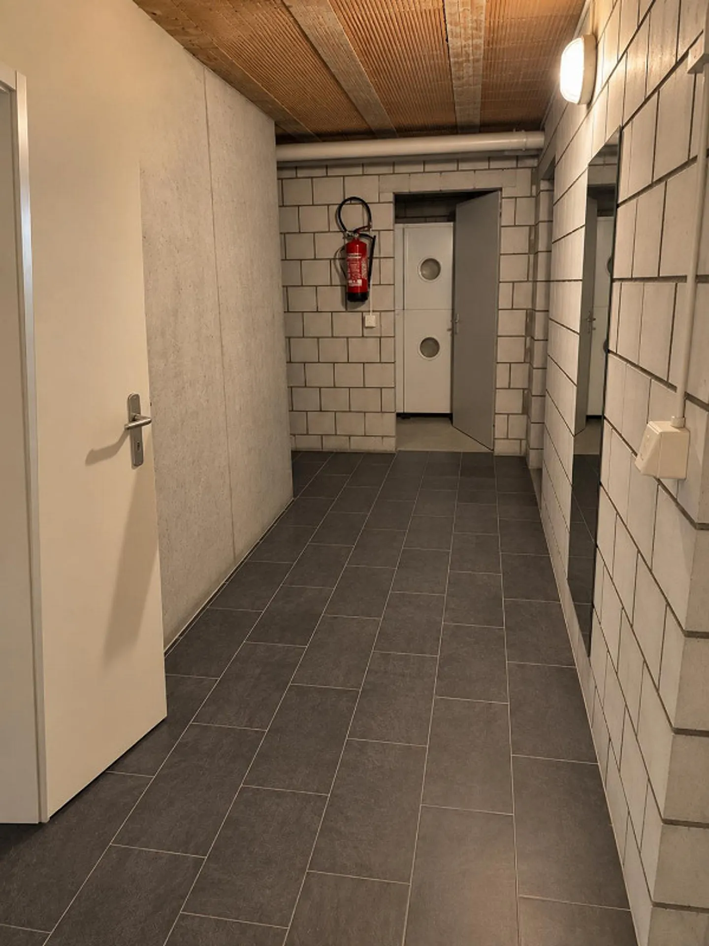 Maison jumelée spacieuse de 6,5 pièces avec jardin et vue dégagée - Photo 7 sur 12