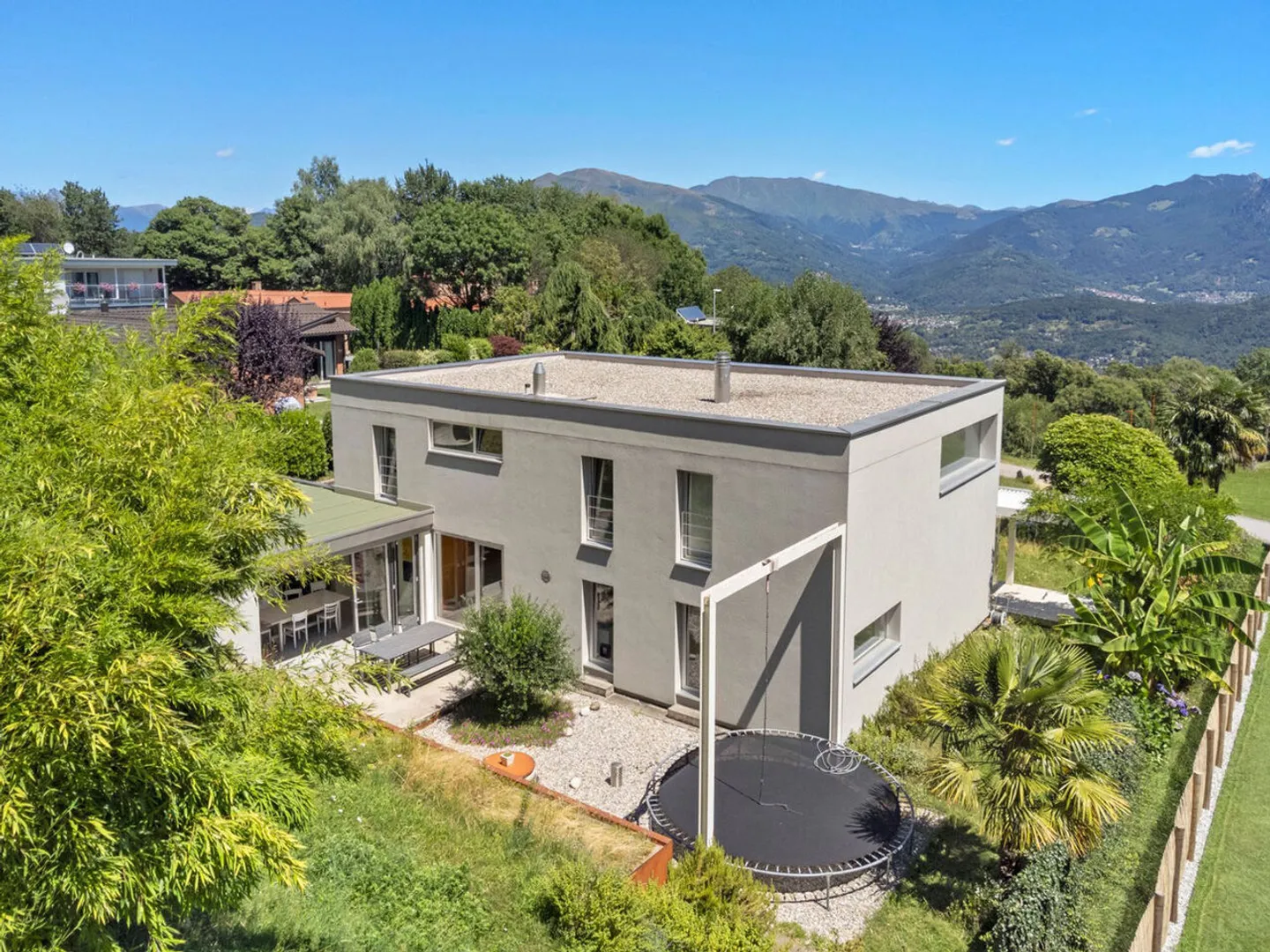 «Arosio - moderne Villa mitten im Grünen» - Foto 3 von 13