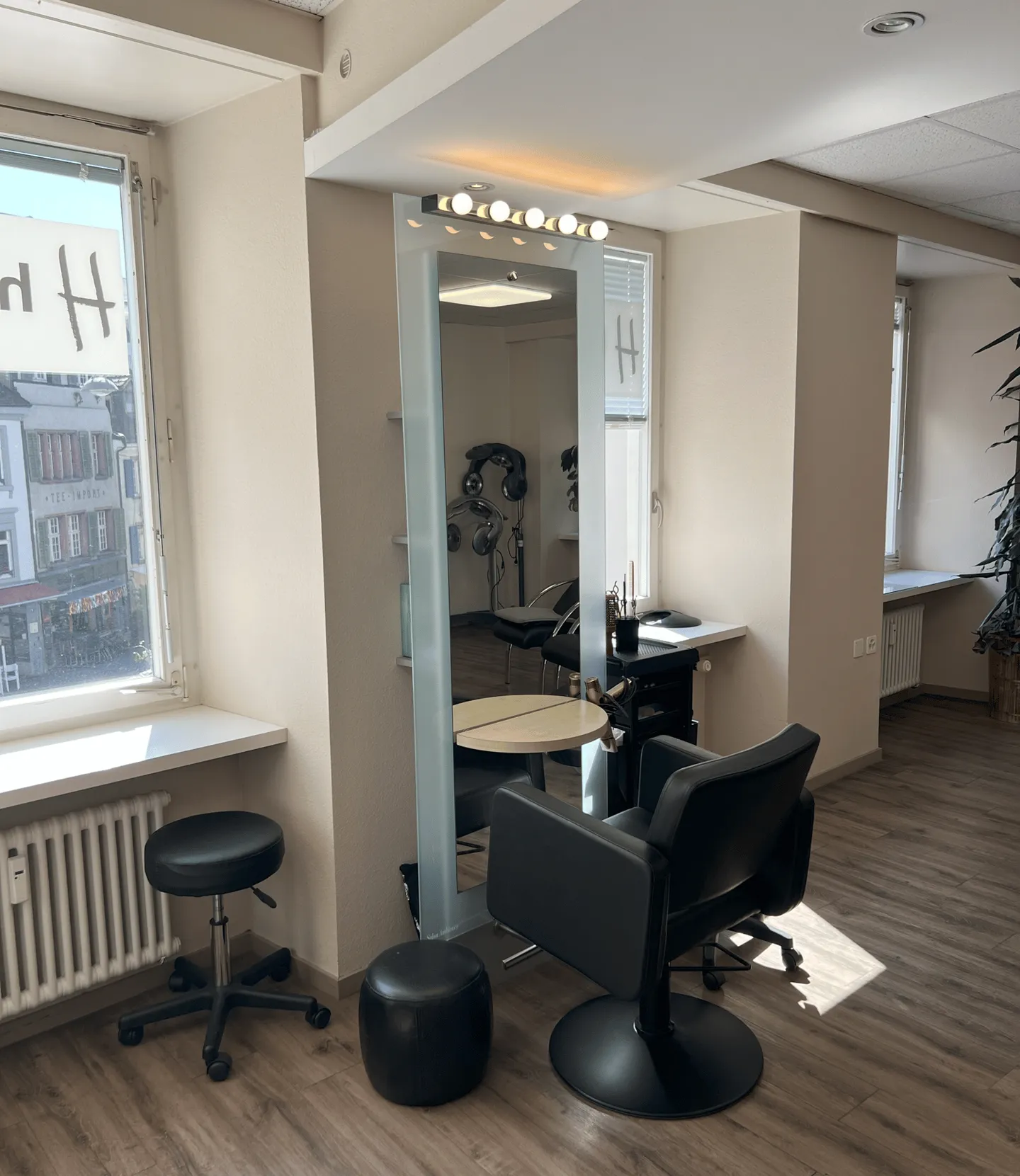 Affitto di Sedia da Parrucchiere in Salone nel Cuore di Basilea - Foto 1 di 11