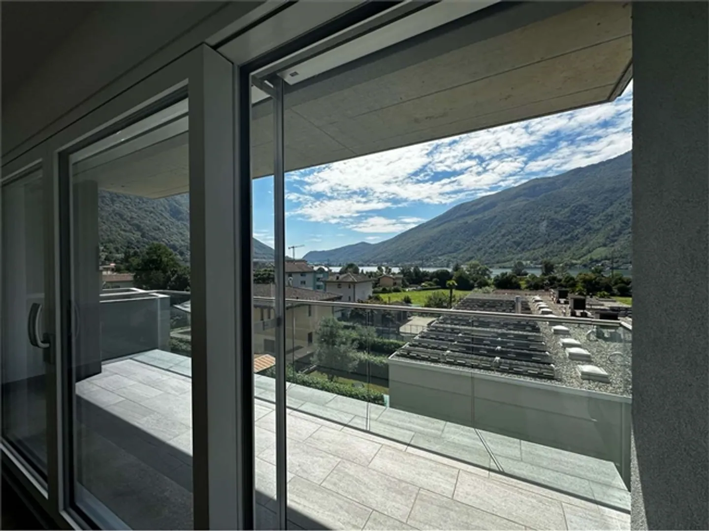 Large 4.5-room apartment with terrace and lake view - Photo 4 of 20