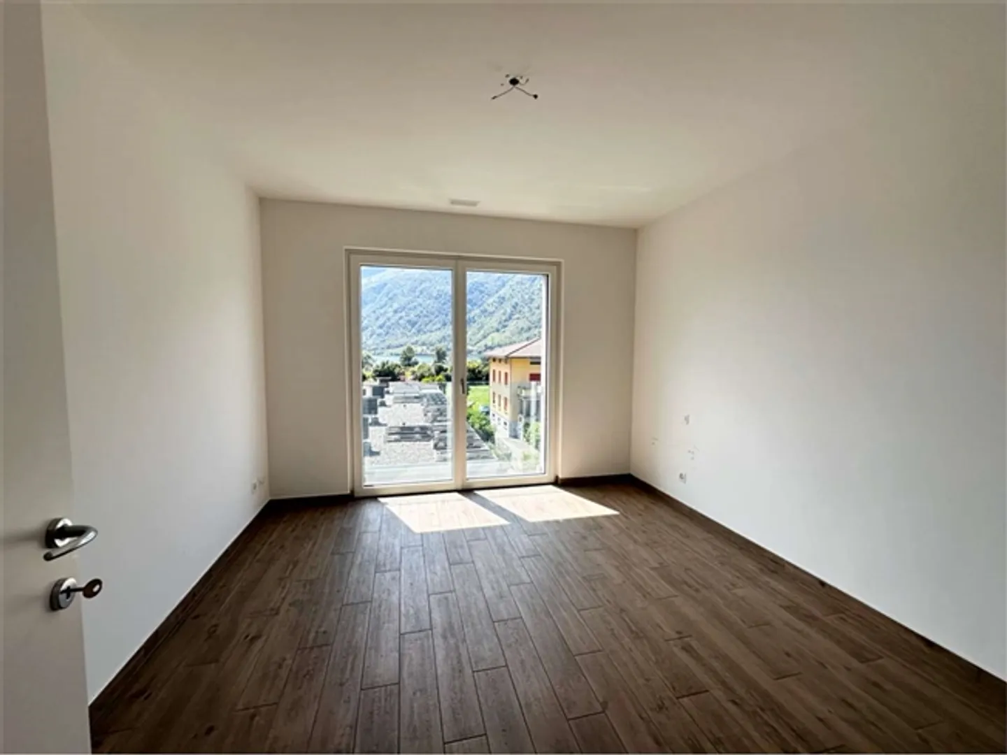 Large 4.5-room apartment with terrace and lake view - Photo 11 of 20