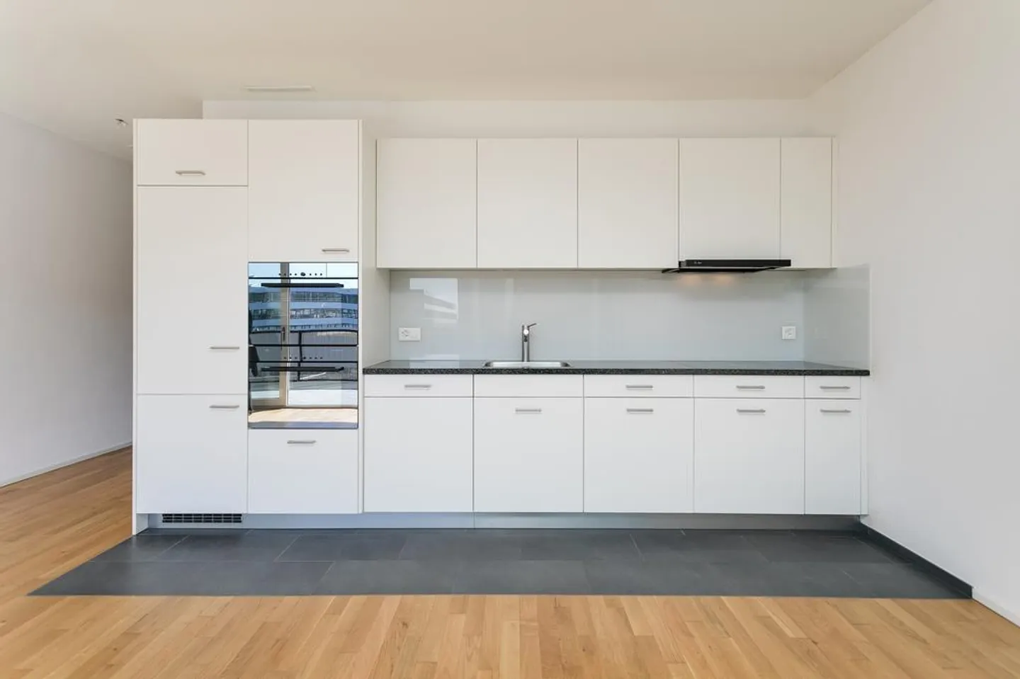 Modern 2.5-room penthouse apartment in the center of Zug - Photo 2 of 10