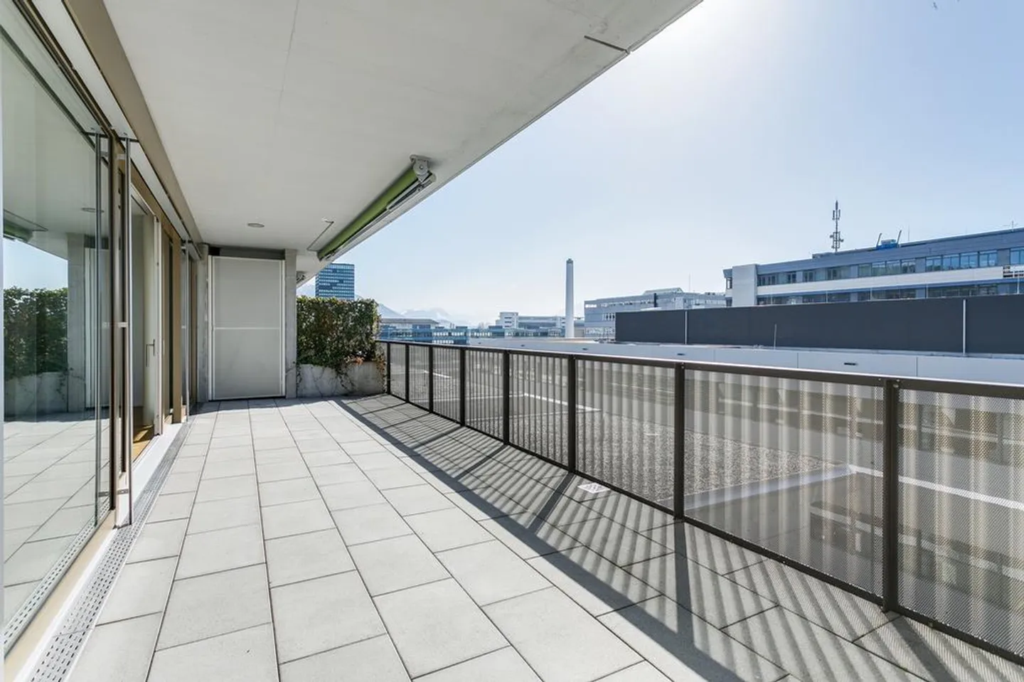Modern 2.5-room penthouse apartment in the center of Zug - Photo 4 of 10